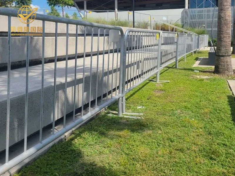 Cerca de barreiras de controle de multidão