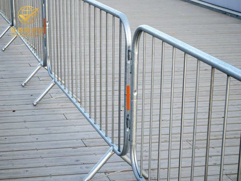 Cerca de barreiras de controle de multidão