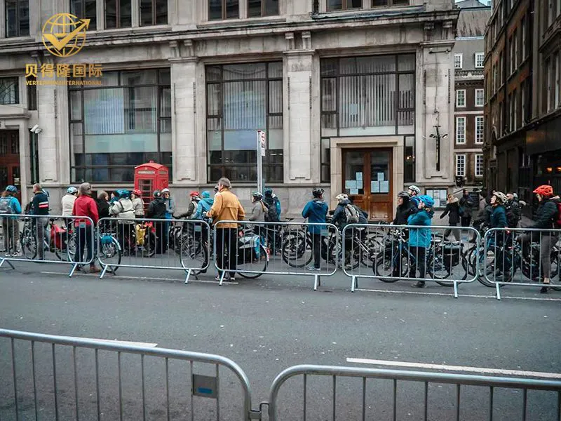 Cerca de barreiras de controle de multidão